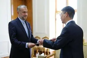 تقدیم رونوشت استوارنامه سفیر چین به امیرعبداللهیان 