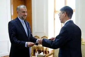 تقدیم رونوشت استوارنامه سفیر چین به امیرعبداللهیان 