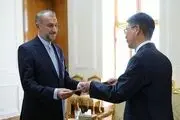 تقدیم رونوشت استوارنامه سفیر چین به امیرعبداللهیان 