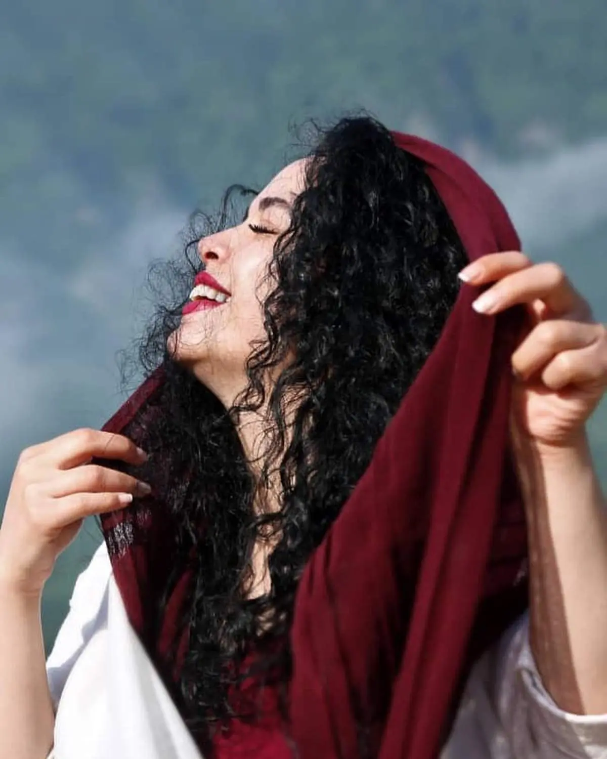 ملیکا شریفی نیا با استایل جنجالی لب دریا!/ عکس