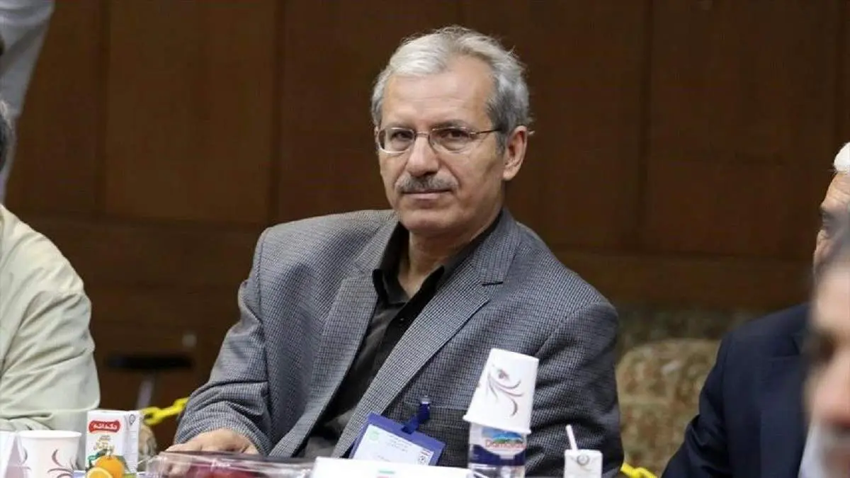 هوشنگ نصیرزاده: انتخاب های عزیزی خادم؟ وقتی منافع فردی را بر افکار جمعی برتری بدهیم، مشکل ایجاد می شود