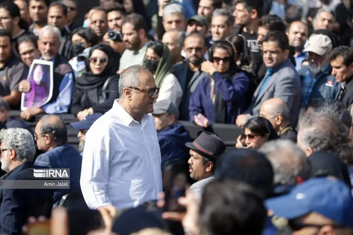دود گرفتن بازیگر جوان در مراسم خاکسپاری آتیلا پسیانی همه را شوکه کرد!/ عکس