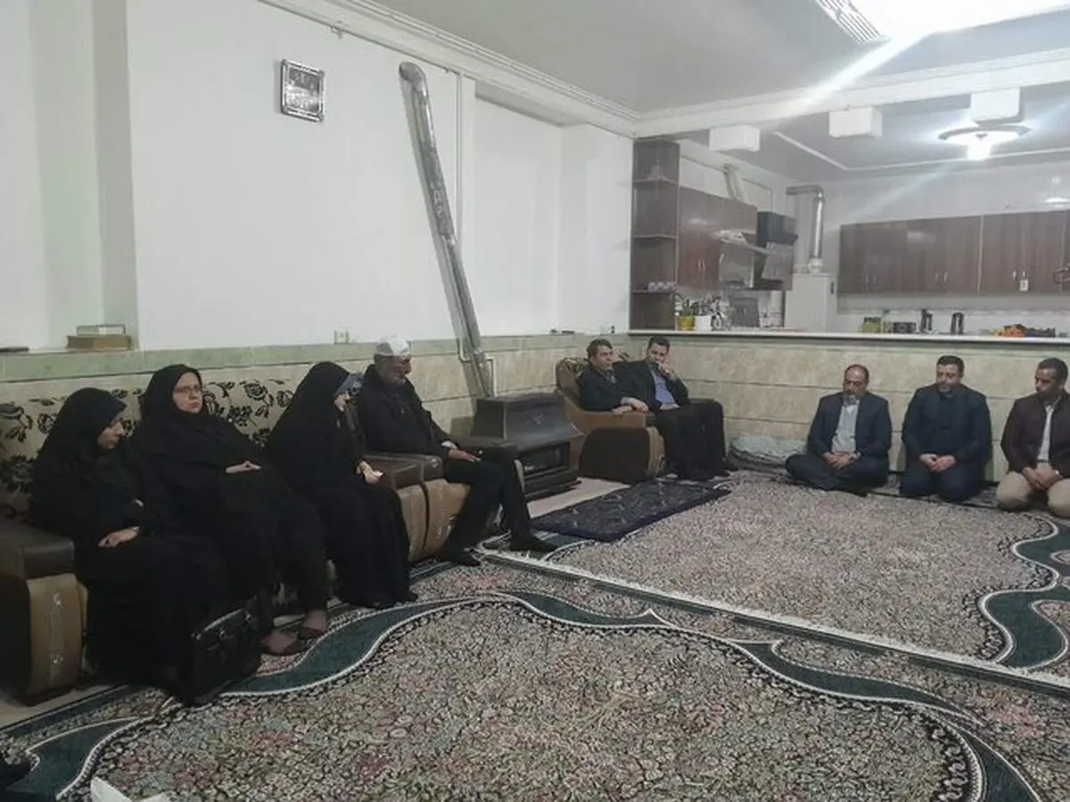 دیدار دختر رئیس جمهور با خانواده دانش‌ آموزان جانباخته کرمانی 