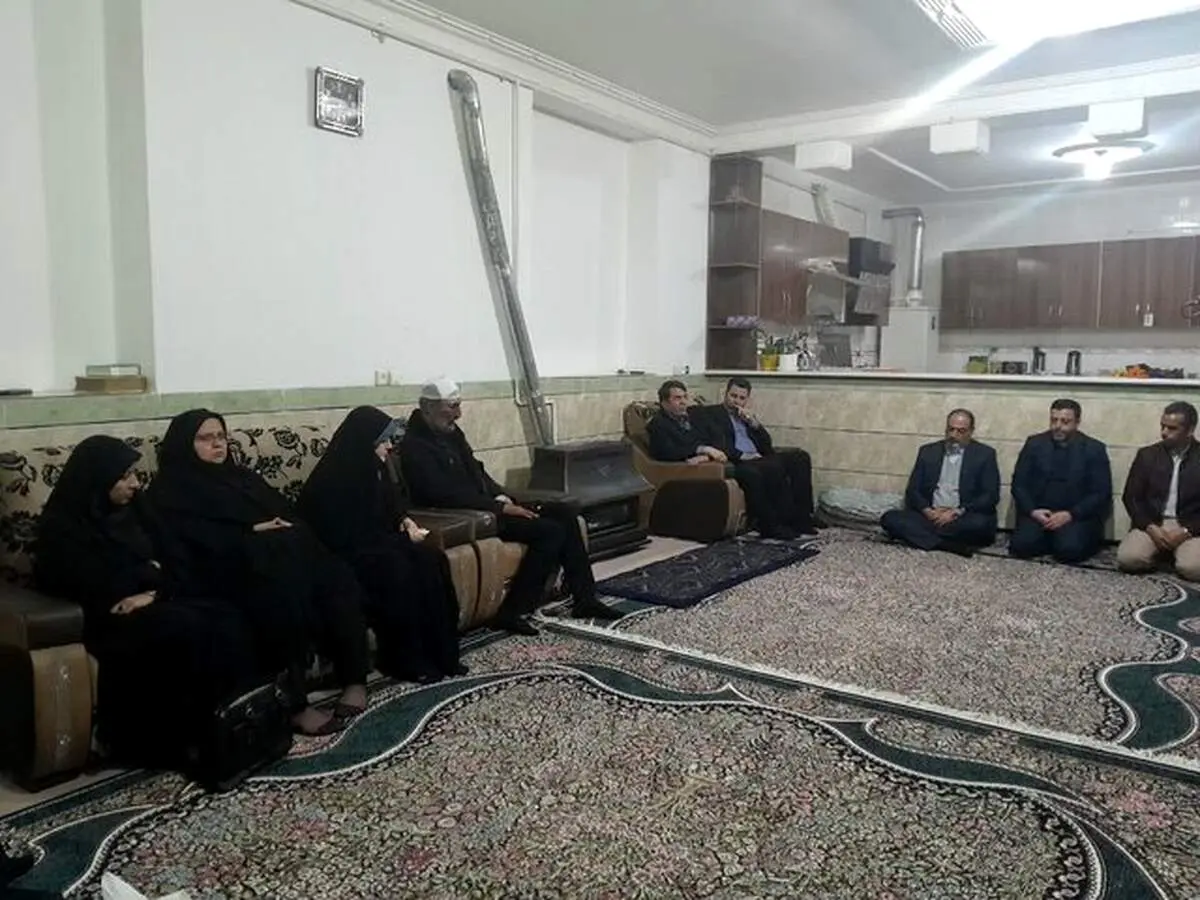 دیدار دختر رئیس جمهور با خانواده دانش‌ آموزان جانباخته کرمانی 