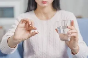 قبل از بلعیدن قرص، یک لیوان آب و ۳۰ دقیقه صبر