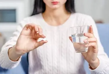 قبل از بلعیدن قرص، یک لیوان آب و ۳۰ دقیقه صبر