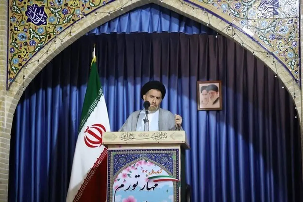 انتقاد تند یک امام جمعه از داوری زنان در مسابقات فوتبال!