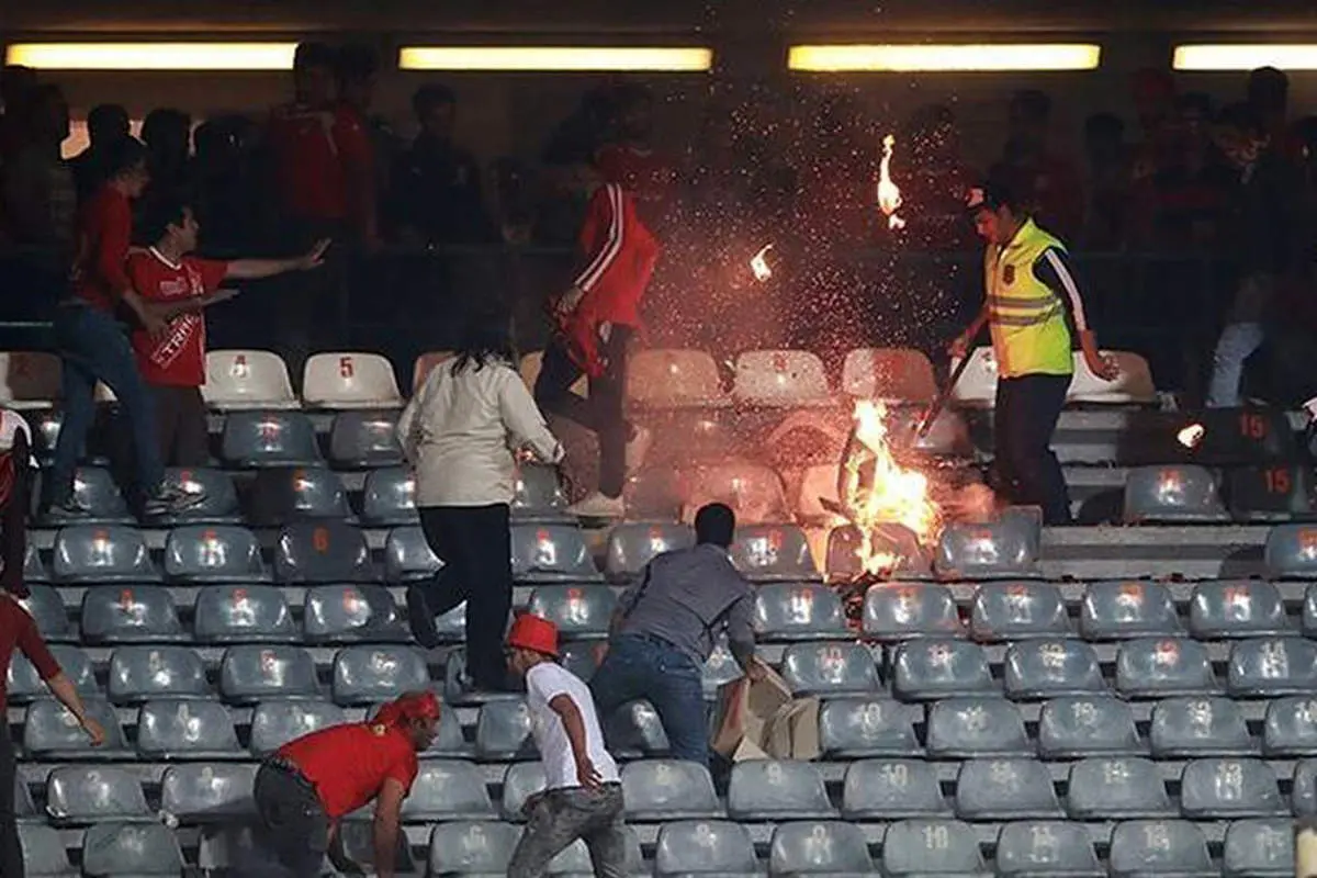 کتک کاری وحشیانه در بازی تراکتور و سپاهان همراه با پرتاب نارنجک!/ فیلم