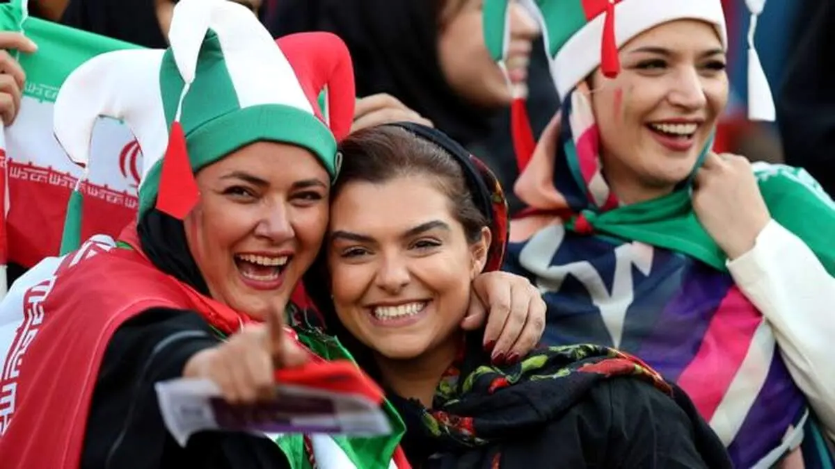 استادیوم فوتبال جای زنان نیست، چون مردها حرفهای رکیک می زنند، مواد دخانی هم می‌کشند
