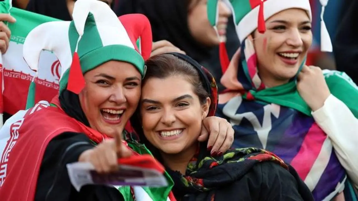 استادیوم فوتبال جای زنان نیست، چون مردها حرفهای رکیک می زنند، مواد دخانی هم میکشند