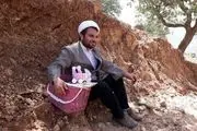 این روحانی نوار بهداشتی و لباس زیر توزیع کرد + عکس 