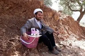 این روحانی نوار بهداشتی و لباس زیر توزیع کرد + عکس