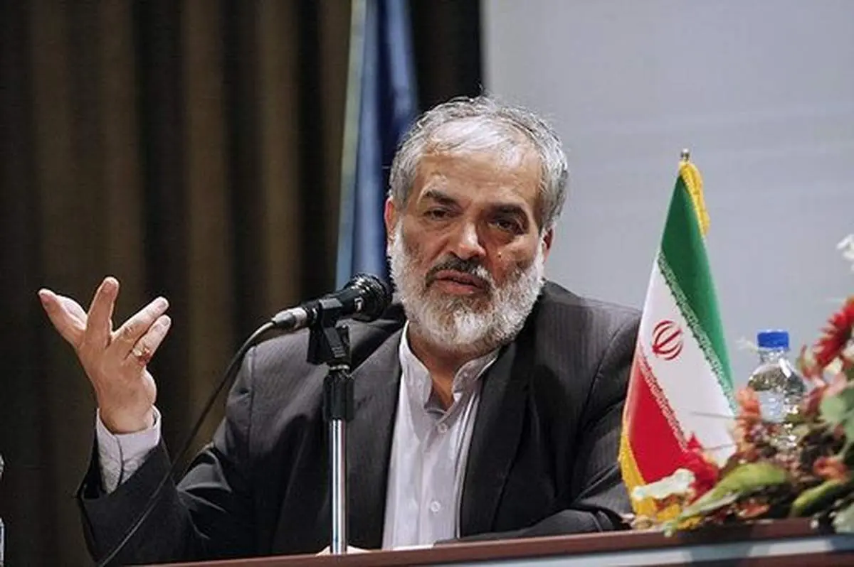 معتقدم که اقتصاد ایران از ریل خارج شده و خیلیها سعی میکنند که این قطار را هول دهند تا به مقصد برسانند