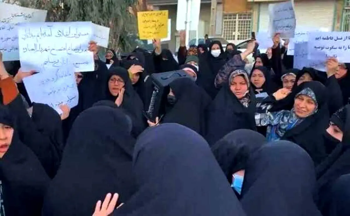 
«تجمع اعتراضی خودجوش» علیه بی‌حجابی مقابل مجلس + عکس