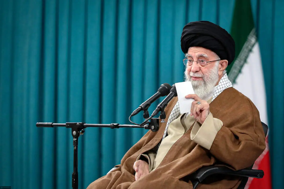 حکم روزه روزه داری که قبل از ظهر به وطن خود نمیرسد از نظر رهبری