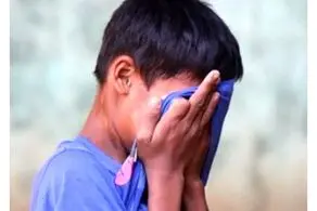 کار بی‌نهایت خجالت آور و عجیب پدر جوان با دو فرزندش در وسط خیابان!

