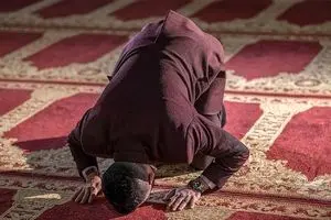 احکام نماز خواندن بدون مهر چیست ؟