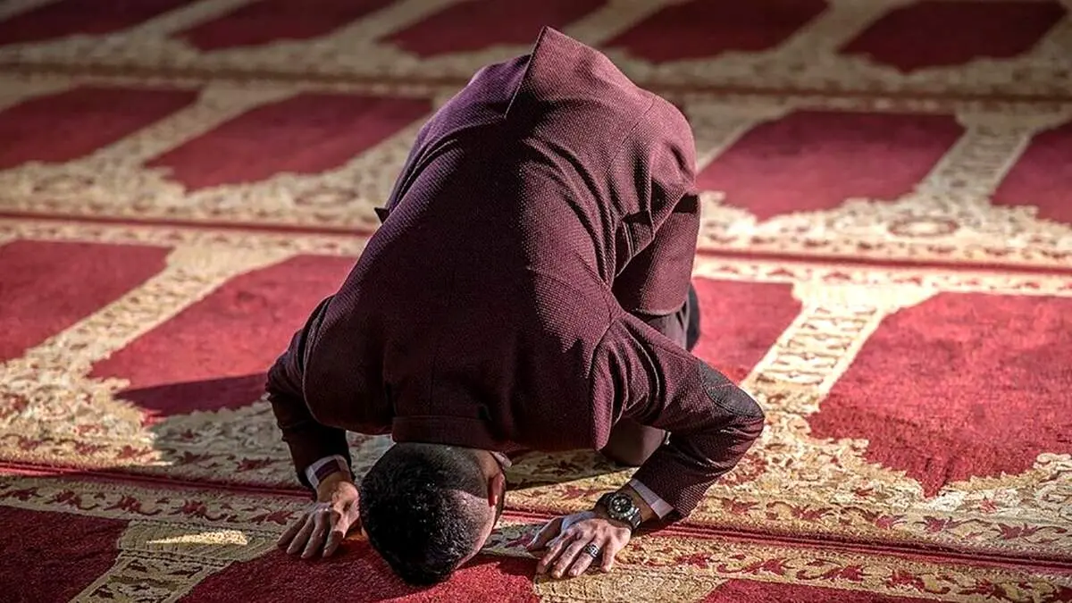 آیا نماز خواندن در قبرستان حرام است؟