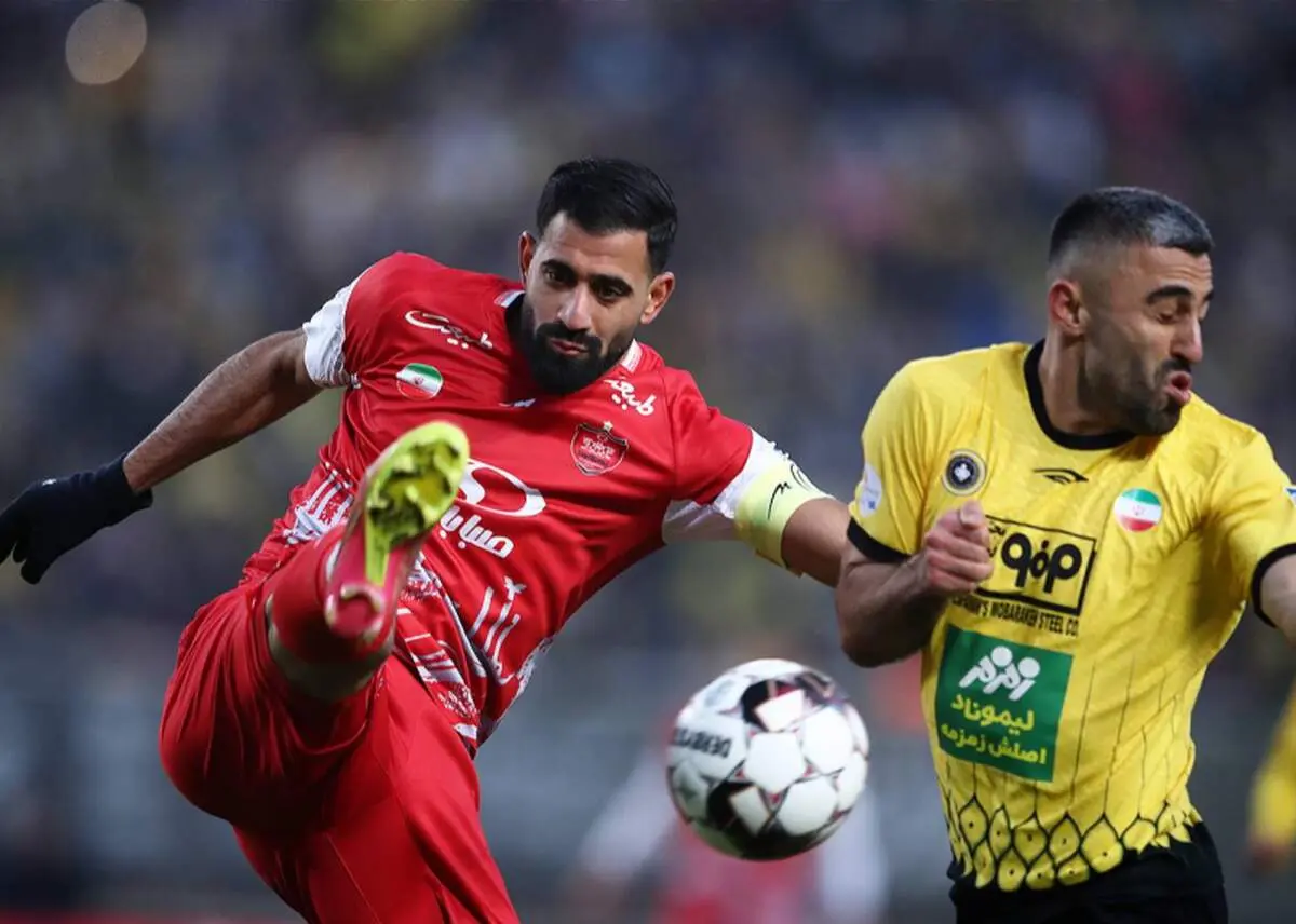 درگیری گلزن با چند پرسپولیسی و اعتراض به داوری در نیمه اول