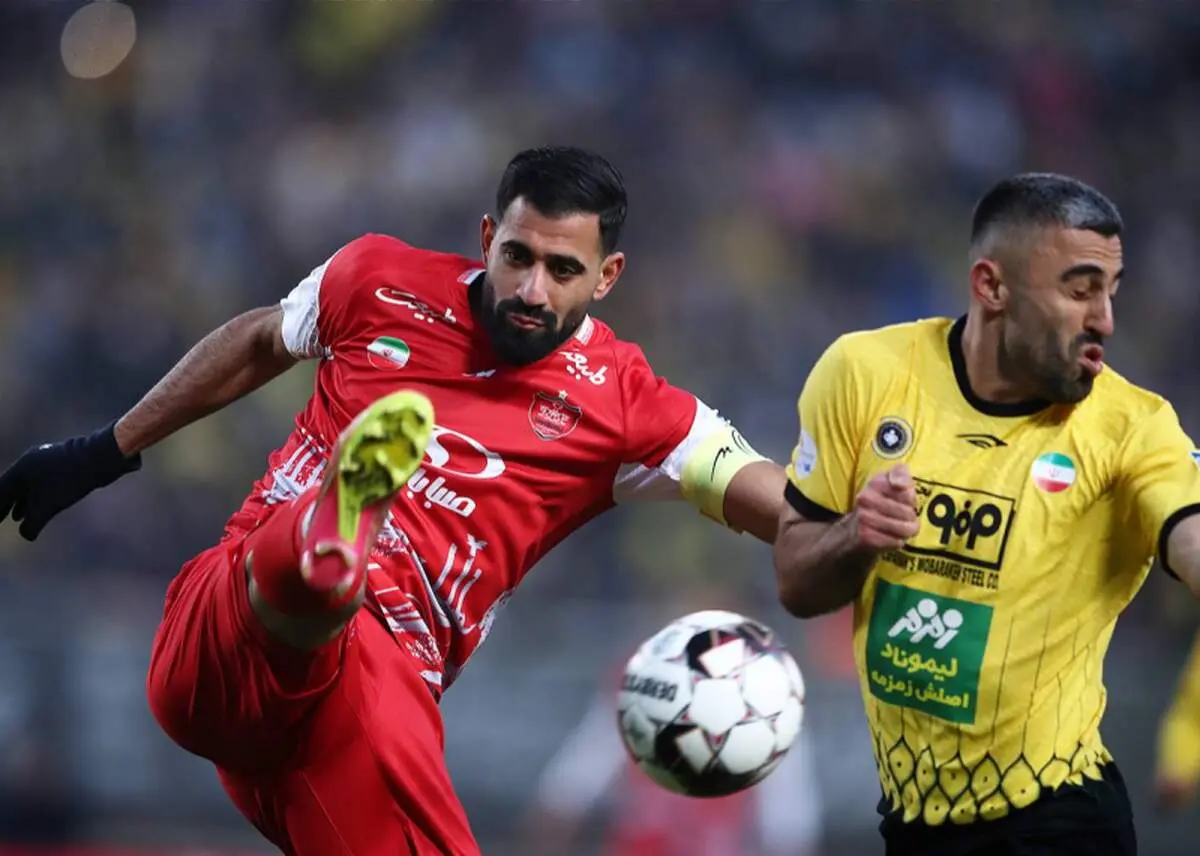 درگیری گلزن با چند پرسپولیسی و اعتراض به داوری در نیمه اول