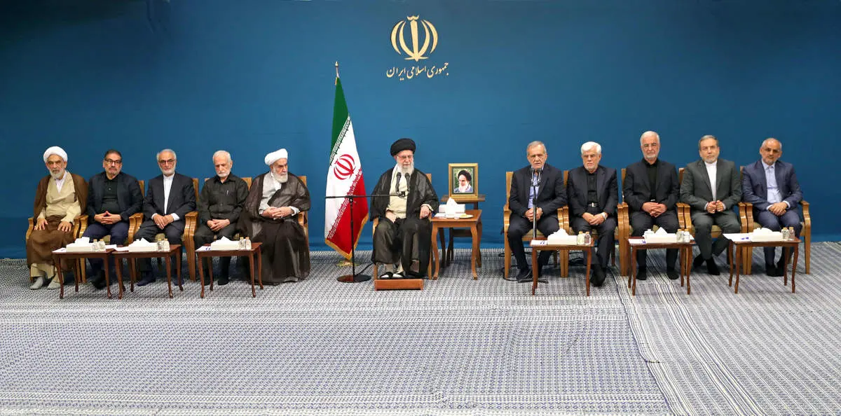 رهبر انقلاب: رئیسجمهور برای انتخاب وزیران با من مشورت کردند/ برخی را تایید و برخی را هم تاکید کردم