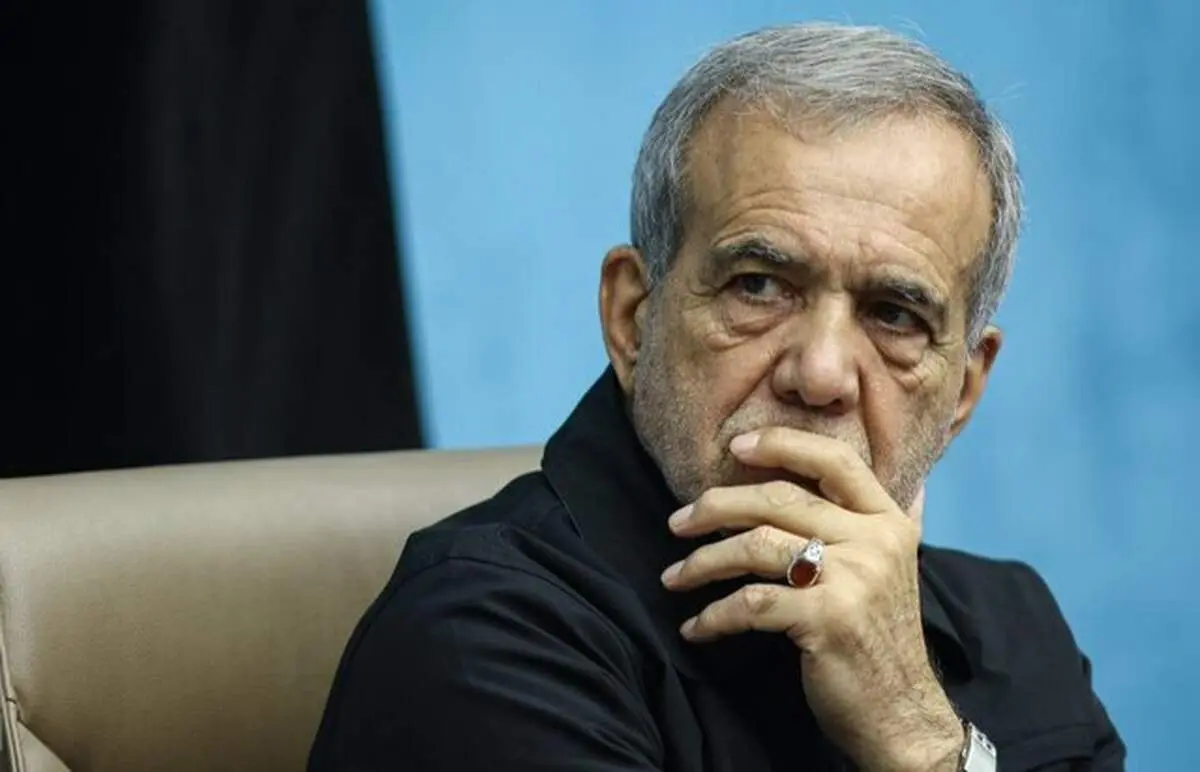 مسعود پزشکیان پشت فرمان تاکسی برقی نشست