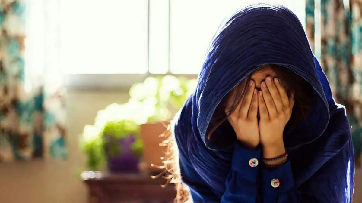 تن فروشی دختر نوجوان بعد از مدرسه در خودرو ! / روی ماشین را با چادر پوشاند و ...