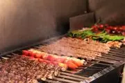 نوشته پشت در این کبابی مرزهای انسانیت را یک تنه جابه جا کرد/ عکس