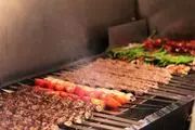 نوشته پشت در این کبابی مرزهای انسانیت را یک تنه جابه جا کرد/ عکس