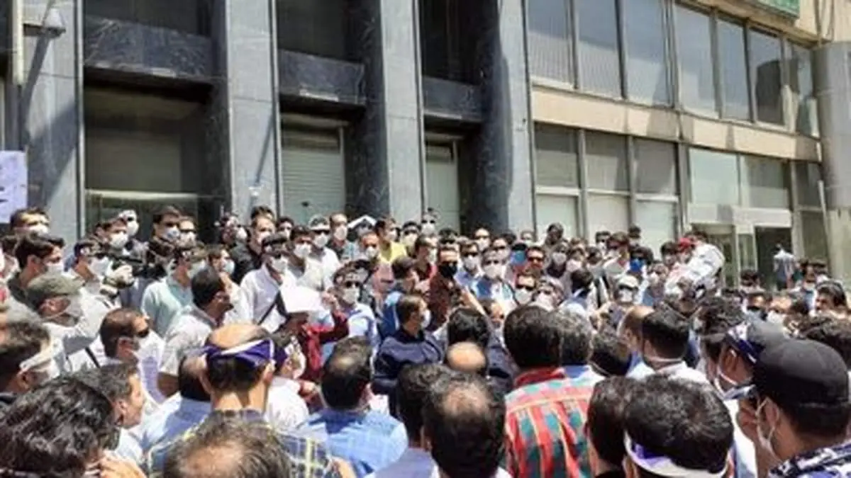 تجمع اعتراضی کارکنان وزارت نفت در تهران!