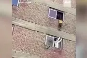 نجات معجزه‌آسا یک کودک از سقوط از طبقه سوم ساختمان!+فیلم