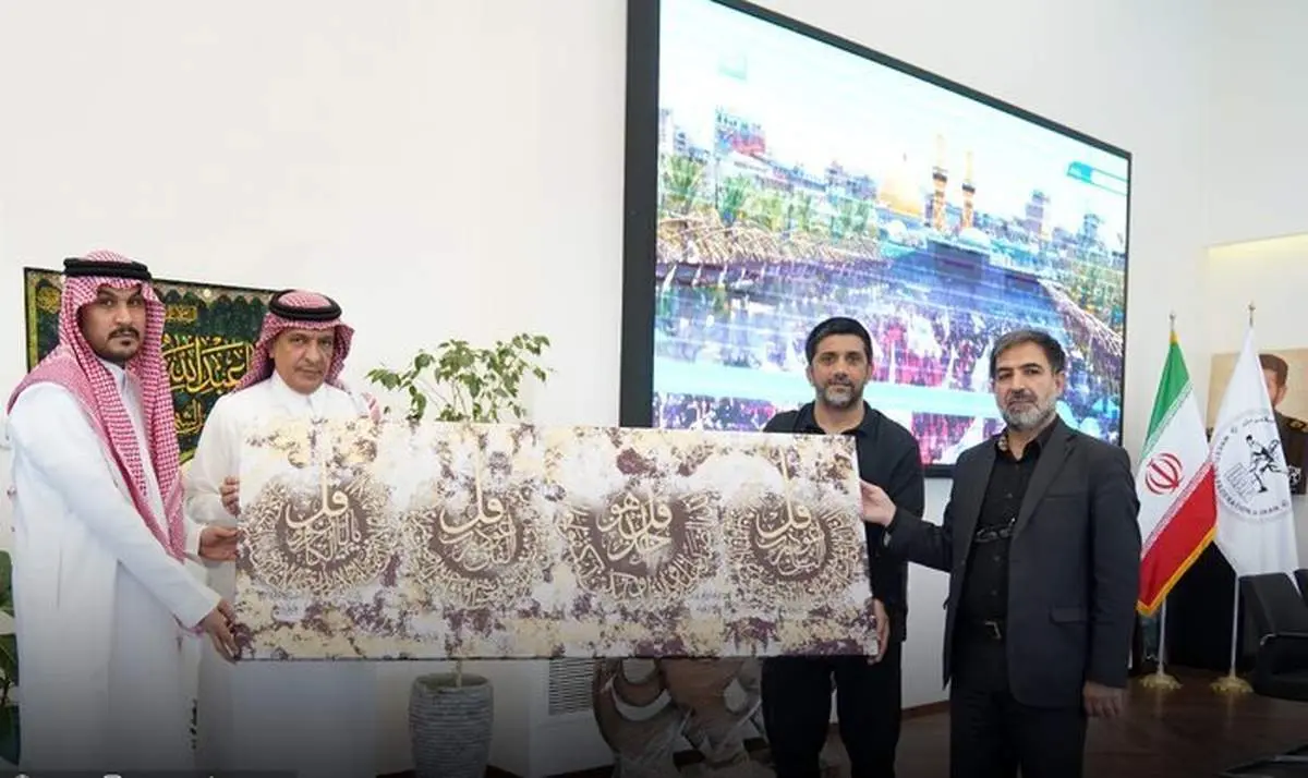 هدیه کشتی گیر معروف به سفیر عربستان در تهران + عکس
