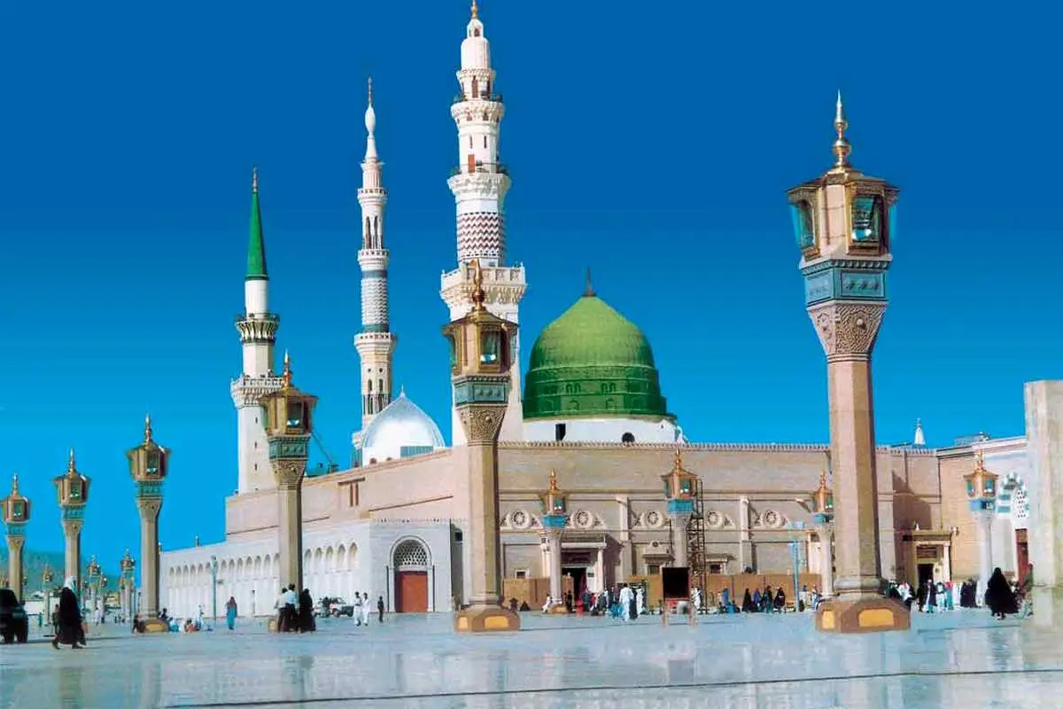 حضور دو زن با لباس فجیع و نامناسب در مسجد النبی + فیلم