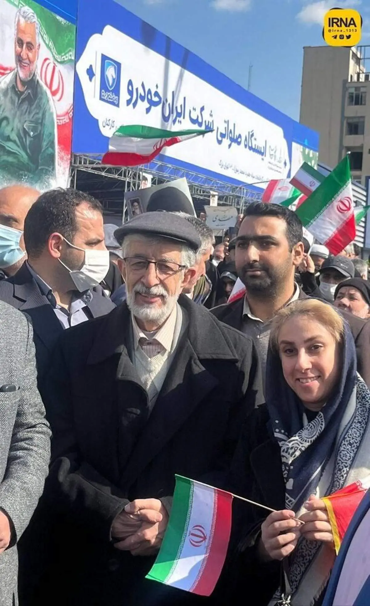 زن کم حجاب در کنار فعال سیاسی اصولگرا+عکس