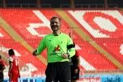 رفتار زشت هواداران استقلال و پرسپولیس با داور دربی