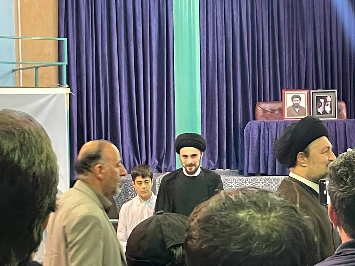 سیدحسن و احمد خمینی وارد حسینیه جماران شدند
