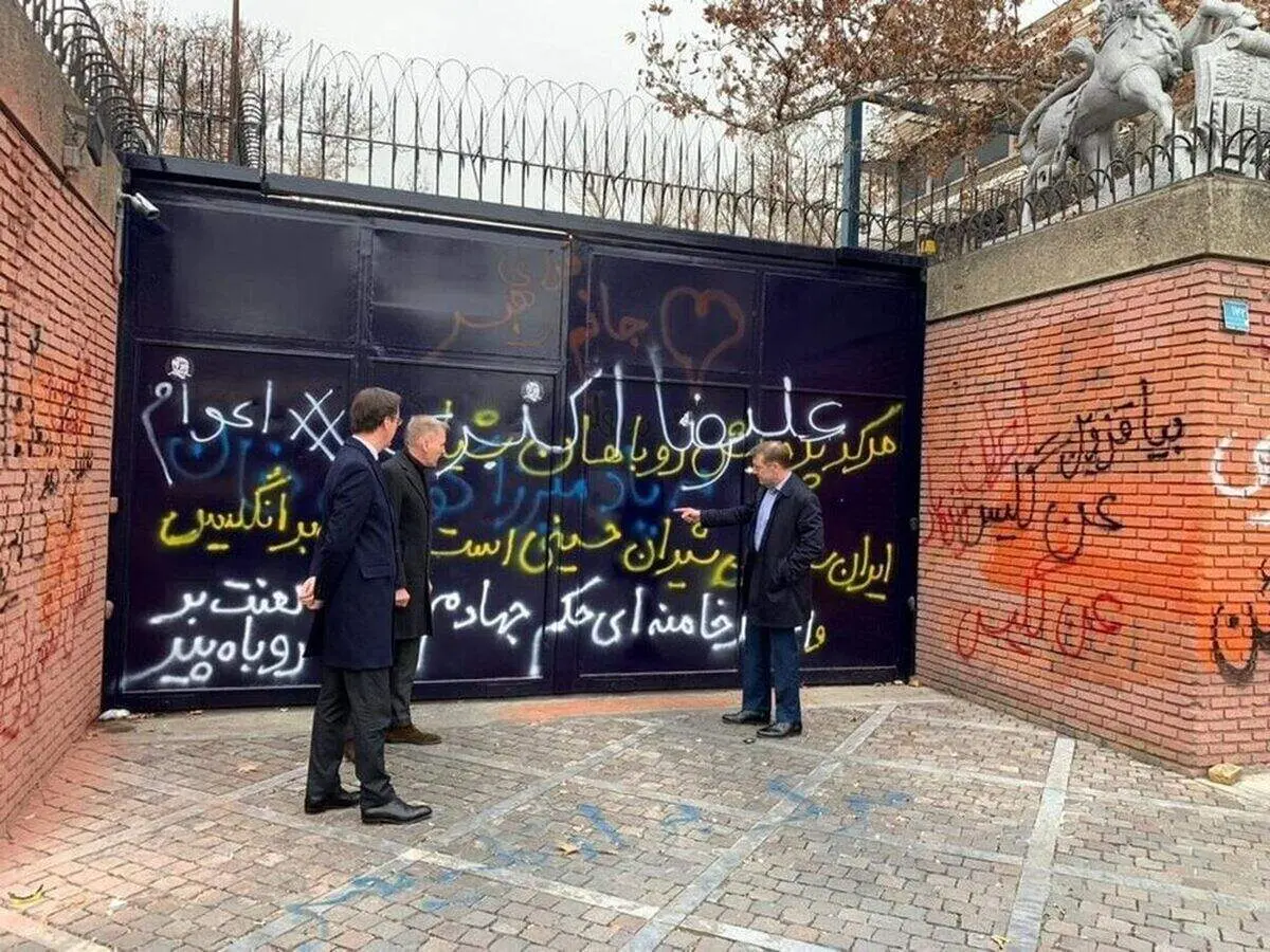 کنایه معنادار سفیر انگلیس در تهران به شعارنویسان