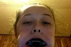 فرو کردن چکش در دهان توسط به عشق خواننده مرد!+عکس