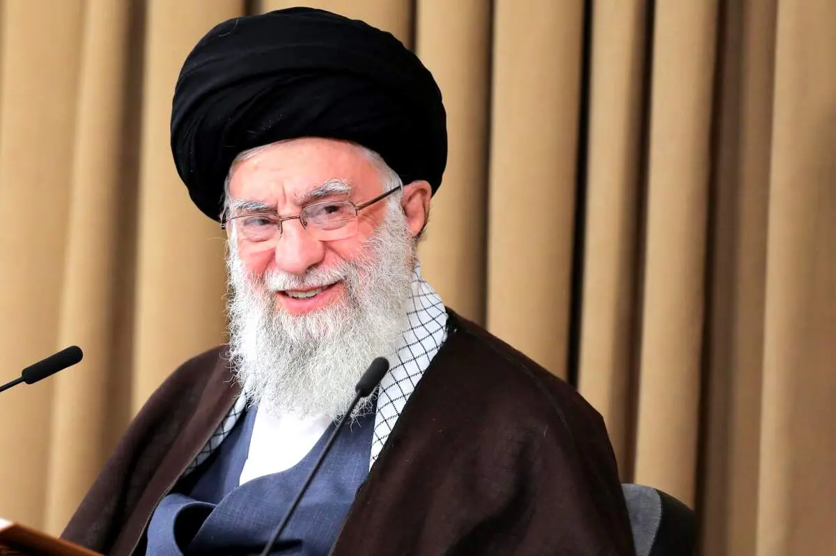 رهبر انقلاب: سوگند نمایندگان، نمایشی و تشریفاتی نیست سوگندی حقیقی و مسئولیّت‌زا است که در دنیا و آخرت گریبان‌ گیر خواهد بود| نمایندگان بند بندِ این سوگند شرعی را در پیش چشم داشته باشند
