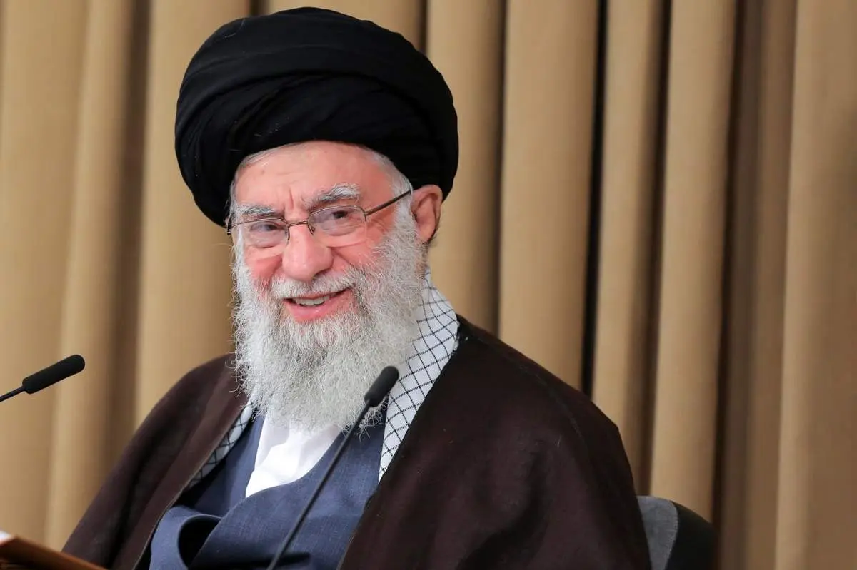 رهبر انقلاب: سوگند نمایندگان، نمایشی و تشریفاتی نیست سوگندی حقیقی و مسئولیّت‌زا است که در دنیا و آخرت گریبان‌ گیر خواهد بود| نمایندگان بند بندِ این سوگند شرعی را در پیش چشم داشته باشند