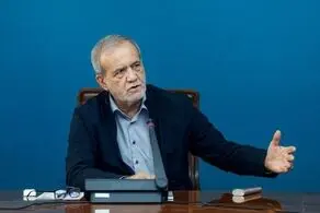 پزشکیان: پنل‌های خورشیدی نباید در گمرک بمانند