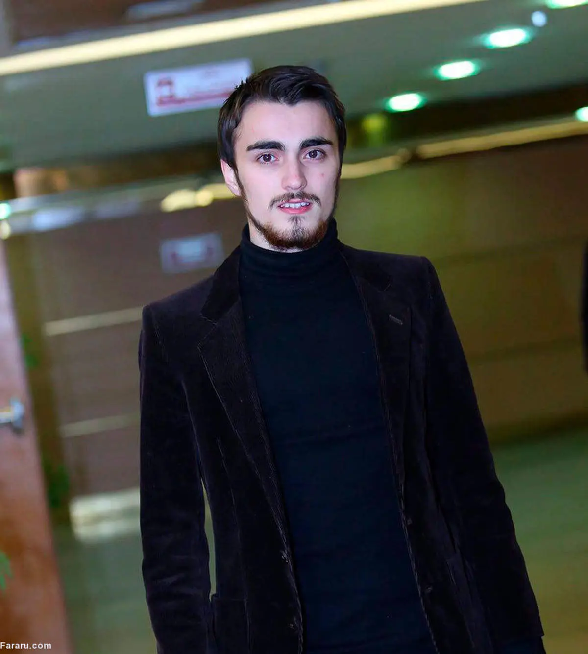 احمد خمینی با پوشش متفاوت در ورزشگاه آزادی شکار شد!/ تصاویر
