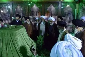 فاتحه خوانی اعضای خبرگان بر مزار آیت الله هاشمی/ روحانی، جنتی، علم الهدی و آملی لاریجانی هم نیامدند