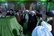فاتحه خوانی اعضای خبرگان بر مزار آیت الله هاشمی/ روحانی، جنتی، علم الهدی و آملی لاریجانی هم نیامدند