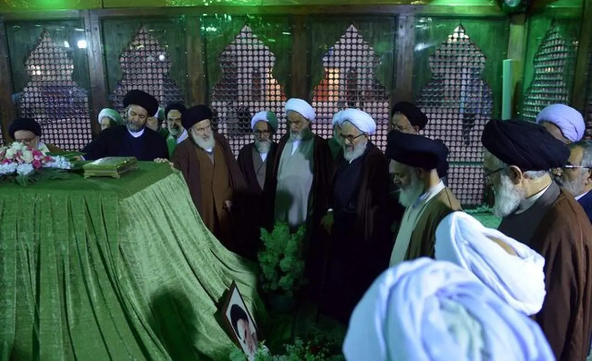 فاتحه خوانی اعضای خبرگان بر مزار آیت الله هاشمی/ روحانی، جنتی، علم الهدی و آملی لاریجانی هم نیامدند