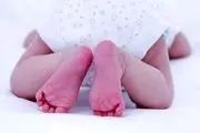 عکسی تلخ و تکان دهنده از شیر خوردن کودکی از جسد رها شده مادرش/ تصویر