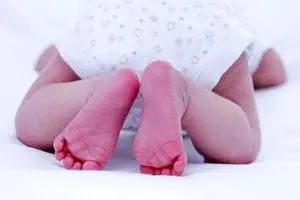 نجات جان نوزاد رها شده در خیابان توسط پلیس شهریار + فیلم