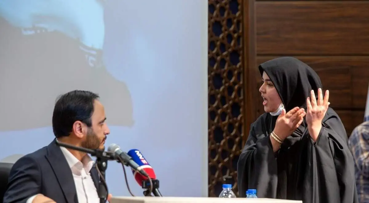 اقدام جالب دختر چادری در حضور سخنگوی دولت در قم+ببینید