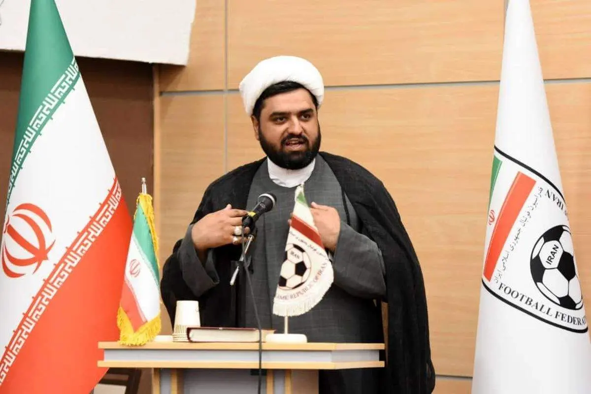 تنها روحانی که با بلیط مجانی به جام جهانی میرود+عکس