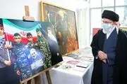 بازدید رهبری از نمایشگاه تولیدات فرهنگی هنری پیرامون شهید سلیمانی